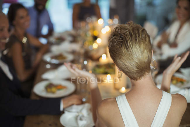 Donna applaudire alla cena — Foto stock