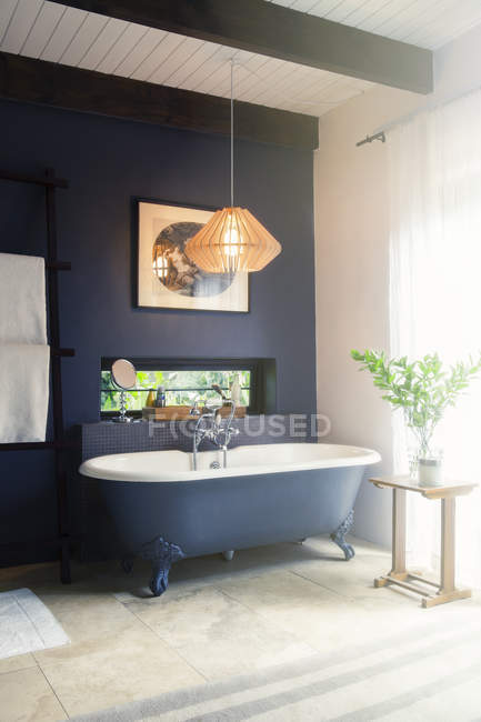 Ванна и светильник в современной ванной комнате — стоковое фото