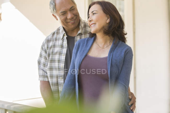 Glückliches Paar, das im Freien steht, während es einander ansieht — Stockfoto