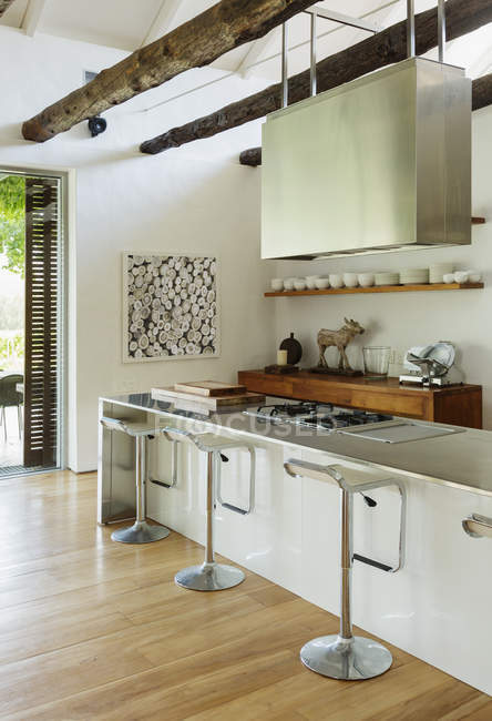 Cozinha moderna em ambientes fechados durante o dia — Fotografia de Stock