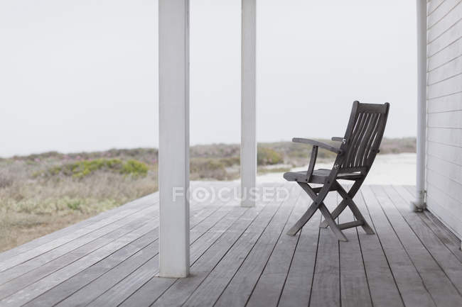 Дерев'яний стілець на розкішному сучасному будинку — стокове фото