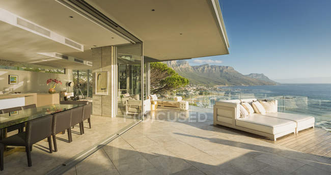 Sonnige moderne Luxus-Haus Vitrine Terrasse mit Meer- und Bergblick — Stockfoto