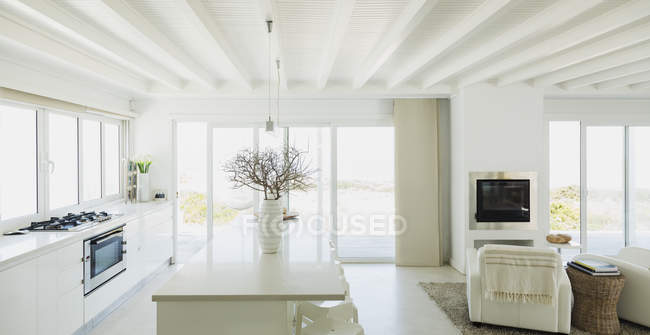 Vista interior da cozinha luxuosa casa moderna — Fotografia de Stock