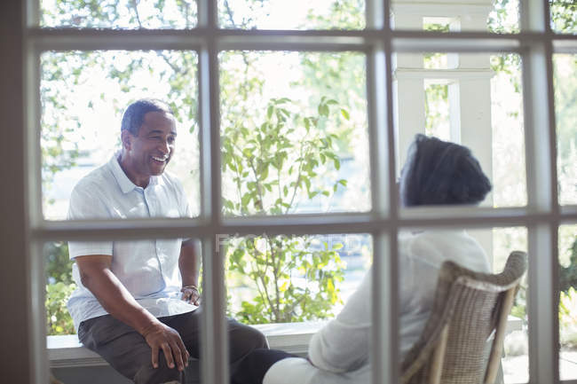 Heureux couple âgé parler sur porche — Photo de stock