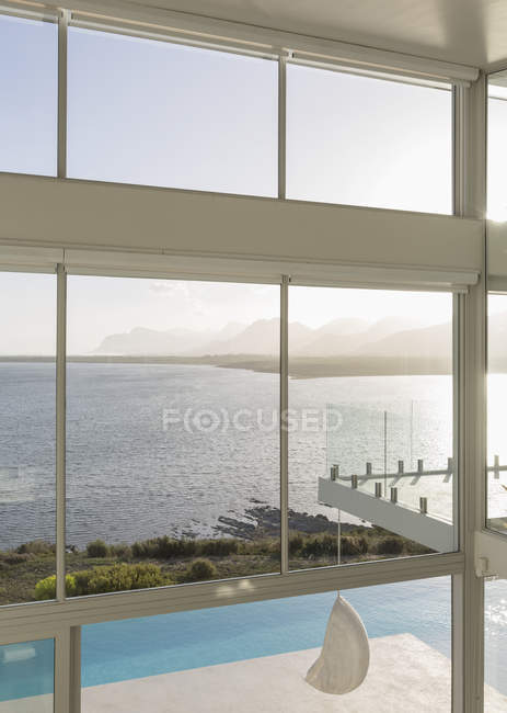 Солнечный, спокойный современный роскошный дом с видом на океан — стоковое фото