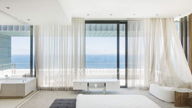 Modernes Schlafzimmer Interieur mit Blick auf das Meer — Stockfoto