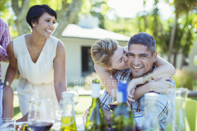 Couple embrasser à la table à l'extérieur — Photo de stock
