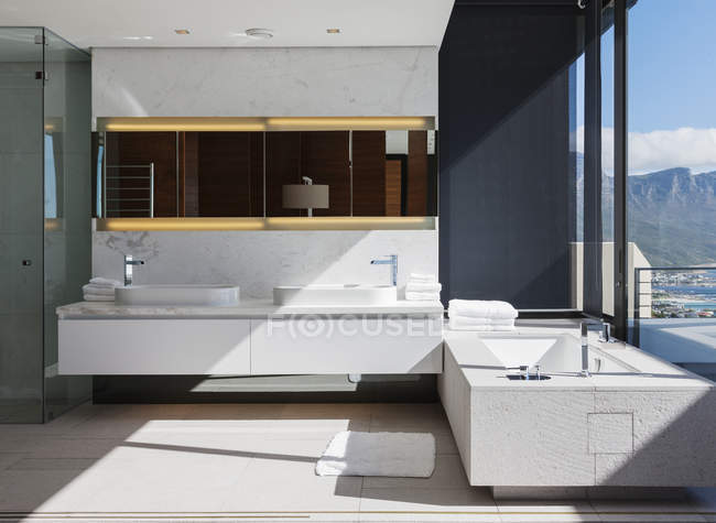 Lavandini e vasca da bagno in bagno moderno — Foto stock