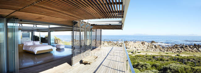 Casa de lujo dormitorio escaparate abierto al balcón con vista al mar - foto de stock