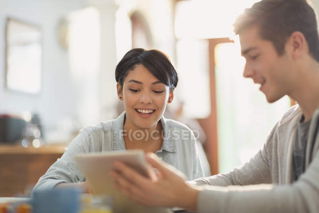 Junges Paar nutzt gemeinsam digitales Tablet — Stockfoto