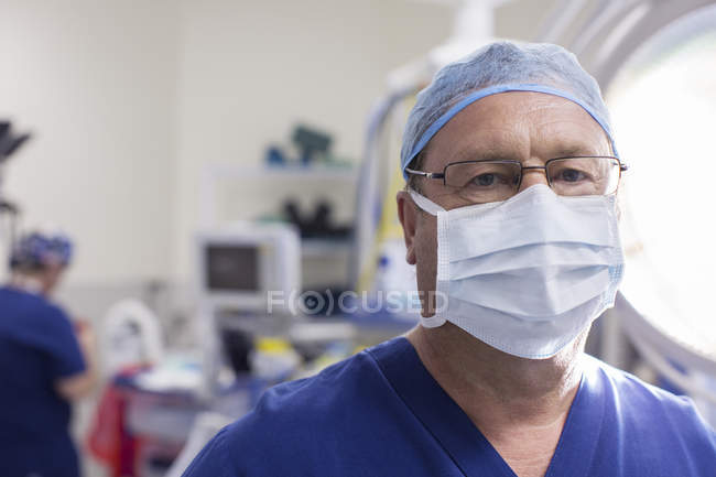 Retrato do cirurgião mascarado no hospital — Fotografia de Stock