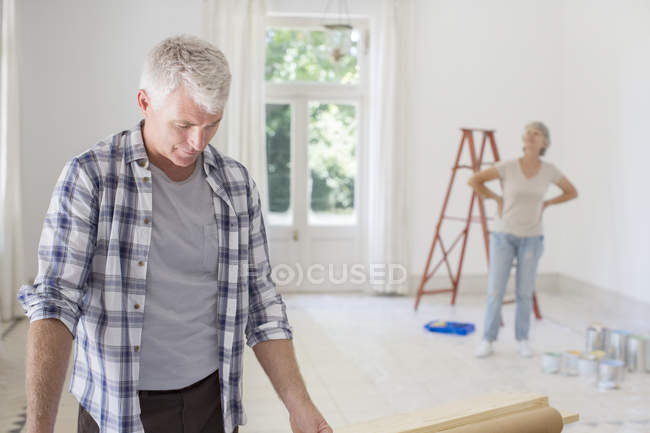 Älteres Ehepaar beobachtet neuen Wohnraum — Stockfoto