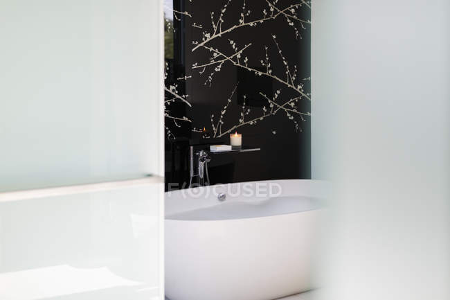 Картины над мокрой ванной в современной ванной — стоковое фото
