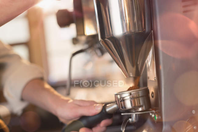 Close up barista usando espresso máquina moedor no café — Fotografia de Stock