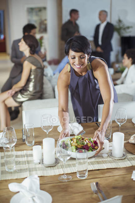Frau serviert Essen auf Dinnerparty — Stockfoto