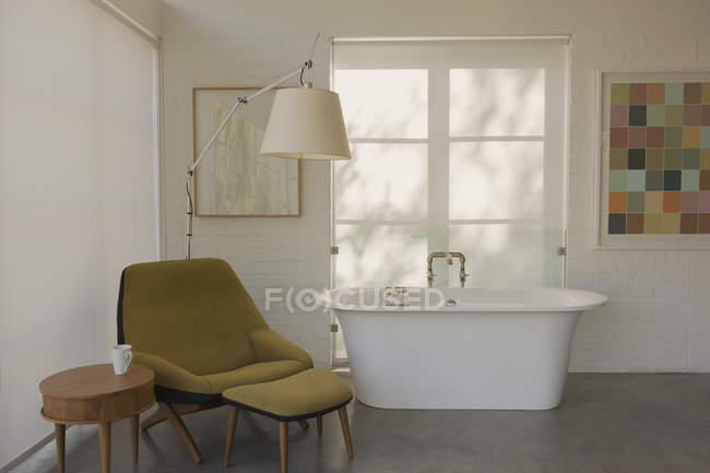 Moderna casa de luxo vitrine interior quarto de hotel com banheira de imersão — Fotografia de Stock