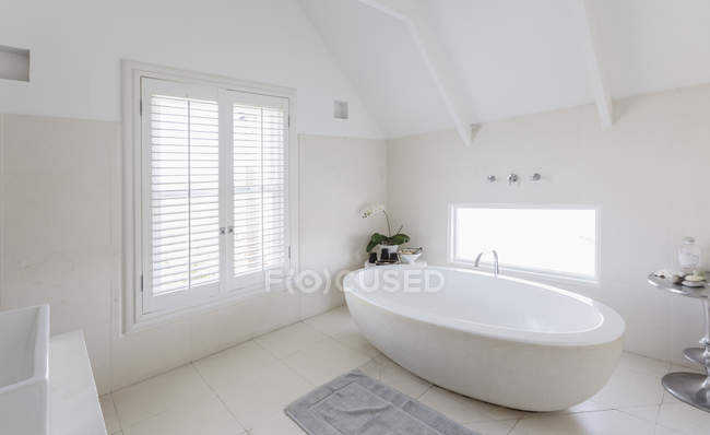 Moderna vasca da bagno rotonda bianca di lusso in bagno — Foto stock
