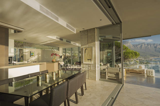Sunny moderna casa di lusso vetrina sala da pranzo aperta al balcone — Foto stock