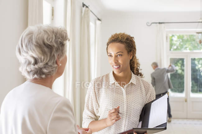 Two women chatting in living space — Stock Photo