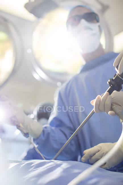 Хірург виконує лапароскопічну операцію в операційному театрі — стокове фото