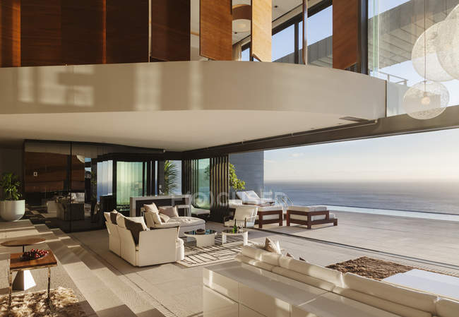 Salon dans maison moderne avec vue sur l'océan — Photo de stock