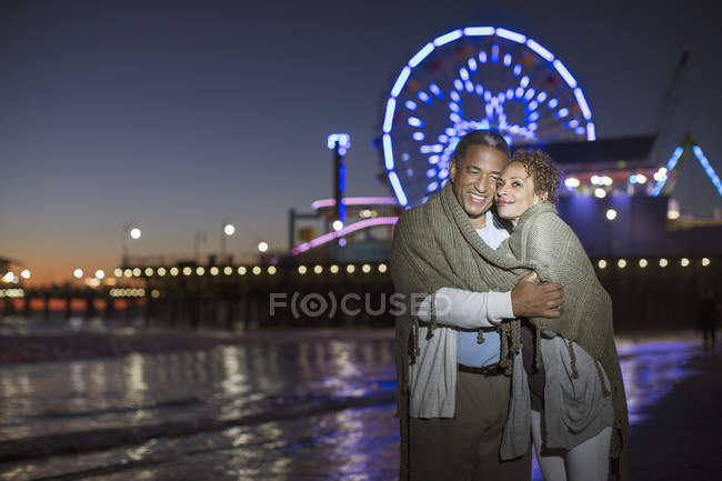 Casal abraço na praia à noite — Fotografia de Stock