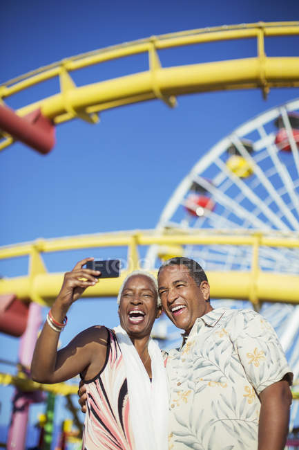Seniorenpaar macht Selfie im Freizeitpark — Stockfoto