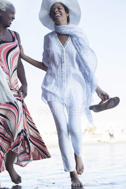 Zwei glückliche Frauen am Strand — Stockfoto