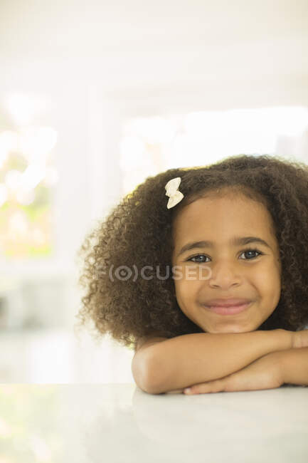 Close up retrato de menina sorridente — Fotografia de Stock