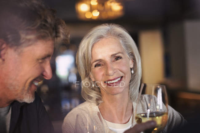 Ritratto sorridente coppia anziana bere vino bianco nel bar — Foto stock