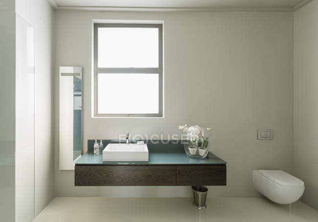 Роскошный интерьер современного дома, ванная комната — стоковое фото