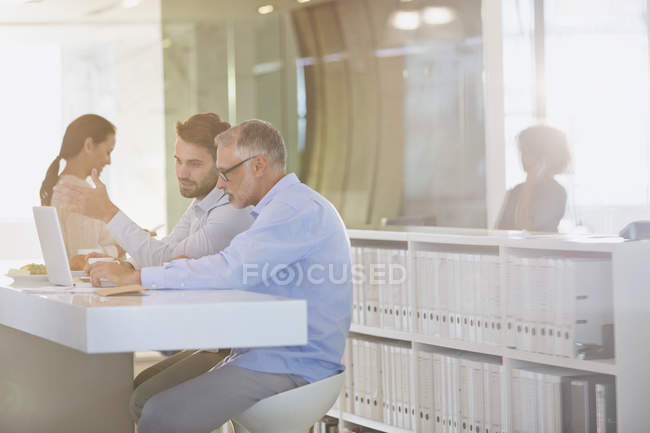 Businessmen working at laptop in office — Stock Photo