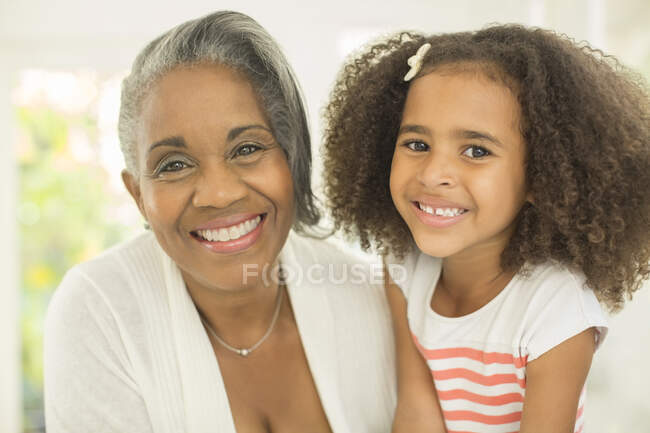 Chiuda sul ritratto della nonna e nipote sorridenti — Foto stock