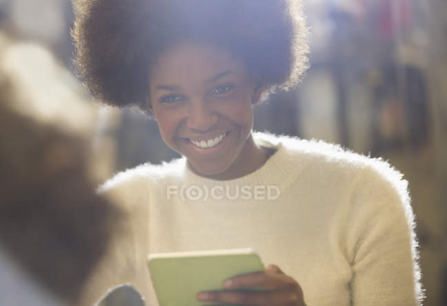 Счастливая молодая женщина с помощью цифрового планшета — стоковое фото