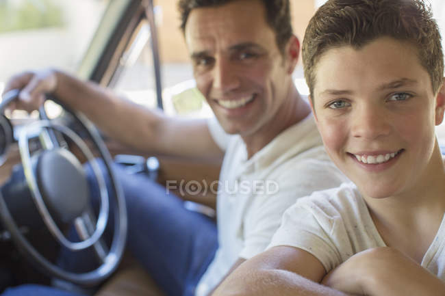 Отец и сын едут в машине вместе — стоковое фото