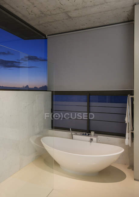 Розкішний інтер'єр будинку, умивальник для ванни в сучасній ванній — стокове фото