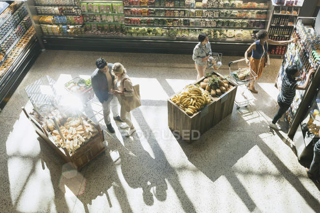 Menschen einkaufen auf dem Markt — Stockfoto