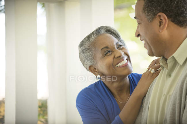 Begeistertes Senioren-Paar umarmt — Stockfoto