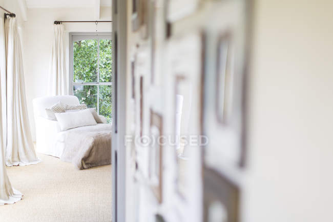 Wandbehänge und Sessel im rustikalen Haus — Stockfoto