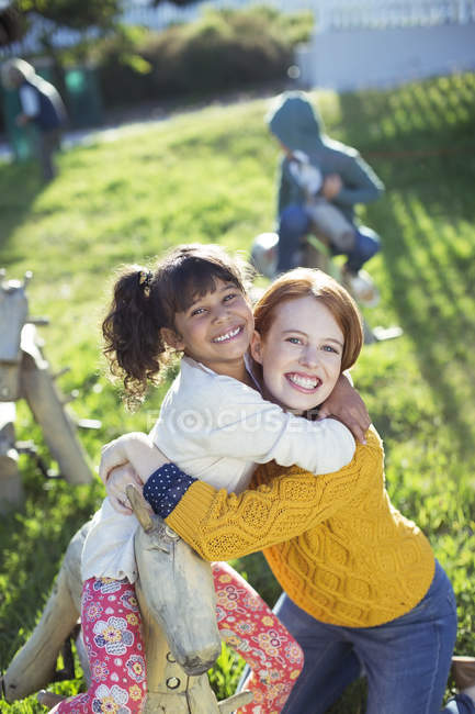 Student and teacher hugging outdoors — Stock Photo