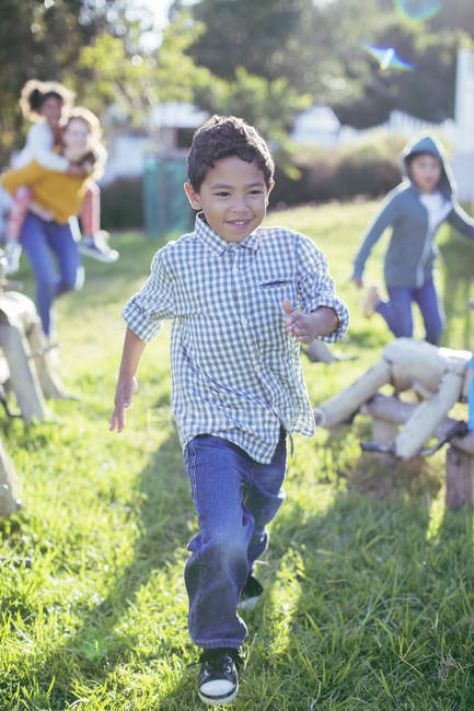 Мальчик ходит по траве на улице — стоковое фото