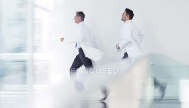 Médecins courant dans le couloir de l'hôpital — Photo de stock