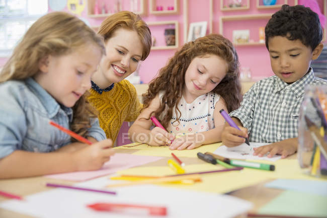 Schüler und Lehrer zeichnen im Klassenzimmer — Stockfoto