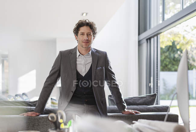 Портрет уверенный мужчина архитектор в домашнем офисе — стоковое фото