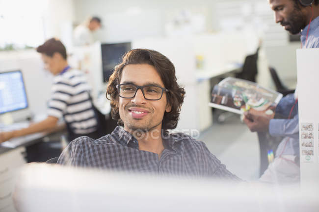 Porträt lächelnder, selbstbewusster Geschäftsmann in modernem Büro — Stockfoto