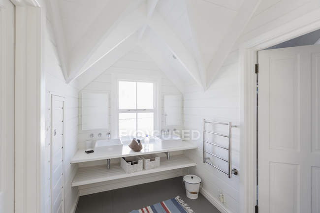 Luxury white bathroom sinks in bathroom with vaulted ceiling — Stock Photo