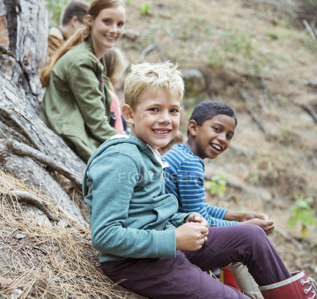 Ученики и учителя улыбаются в лесу — стоковое фото