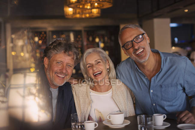 Retrato rindo amigos bebendo café no restaurante — Fotografia de Stock