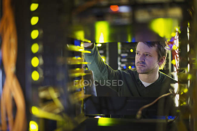 Server room technician working on server panel — Stock Photo