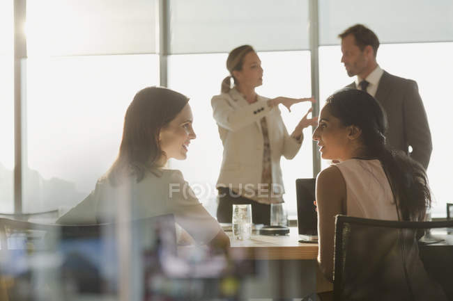 Geschäftsleute unterhalten sich im Konferenzraum — Stockfoto